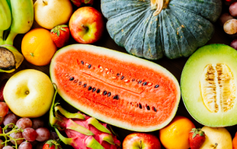 スイカ、カボチャ、リンゴ、ドラゴンフルーツ、メロンなどの新鮮な果物と野菜の様々な種類。